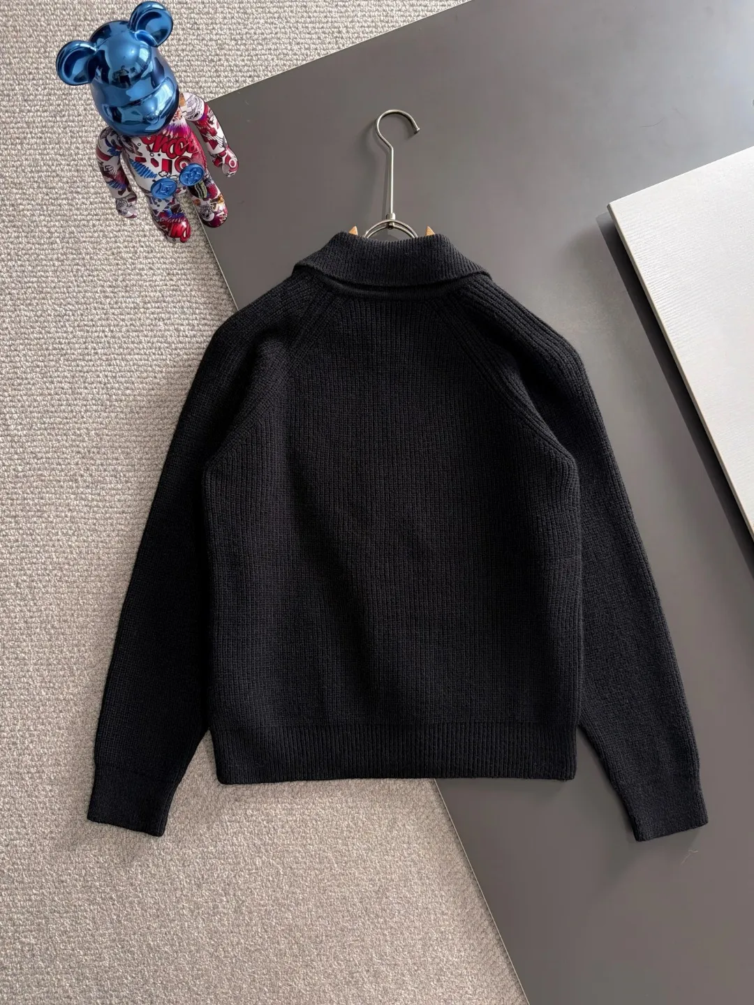 Next day shipment P225 Balenciaga 2026 Autumn and Winter latest sweater from official website, now on sale at counters simultaneously Hot Sale! Specially made of wool blended fabric. It feels comfortable and can be directly in contact with the skin. The logo badge is exquisitely embroidered, which is extremely eye-catching! The details highlight the fashionable charm of big brands. Exquisite workmanship. Three-dimensional cutting style. The wearing effect is invincible and handsome! All three standards are complete! Sizes:M-3XL